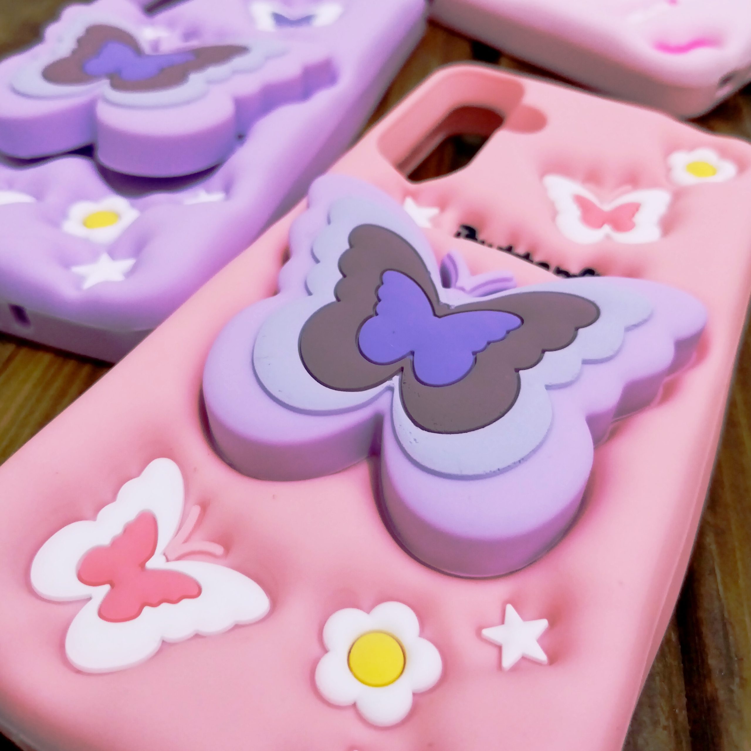 قاب سیلیکونی برجسته هولدردار -طرح پروانه