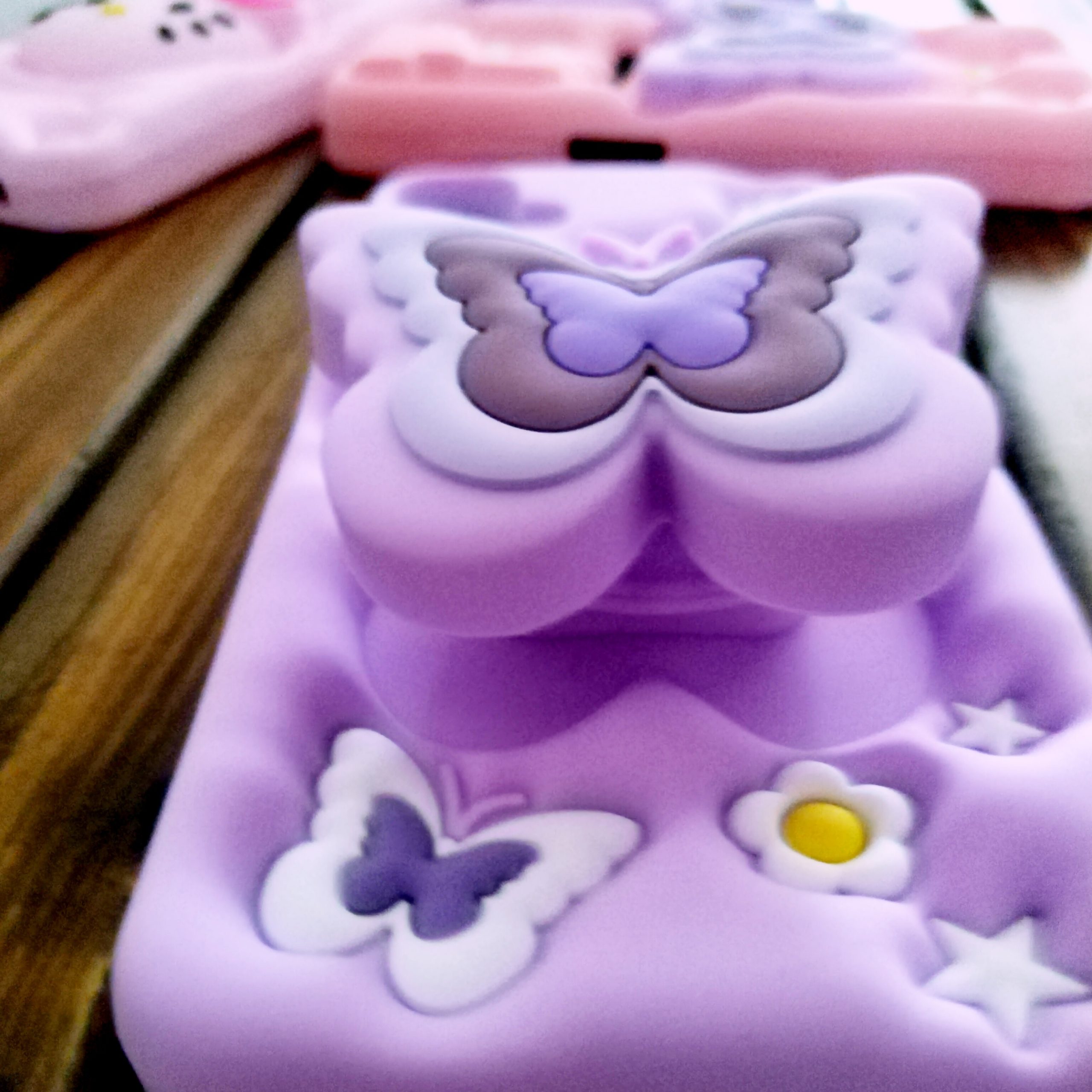 قاب سیلیکونی برجسته هولدردار -طرح پروانه