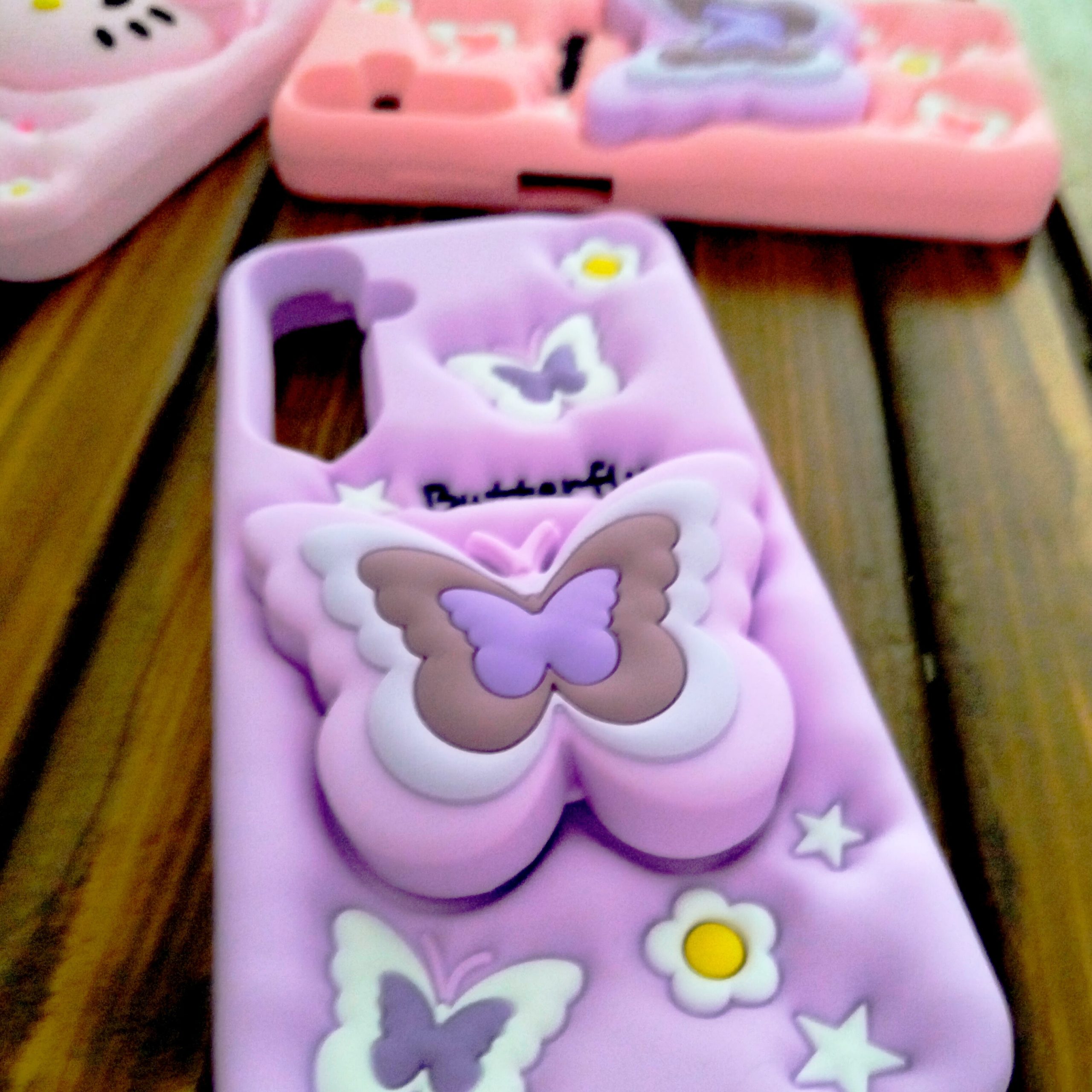 قاب سیلیکونی برجسته هولدردار -طرح پروانه