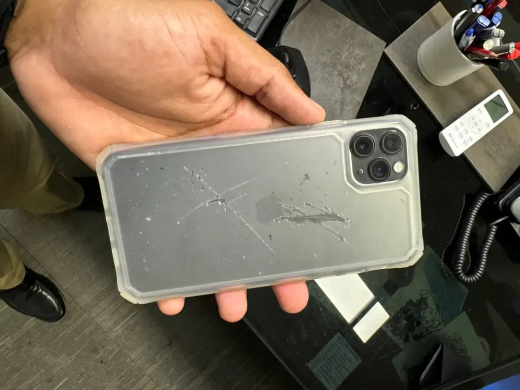 قاب گوشی رو میبینیم که تغییر رنگ داده و خط و خش زیادی روش مشاهده میشه که نشون دهنده کیفیت پایین قاب گوشی هستش