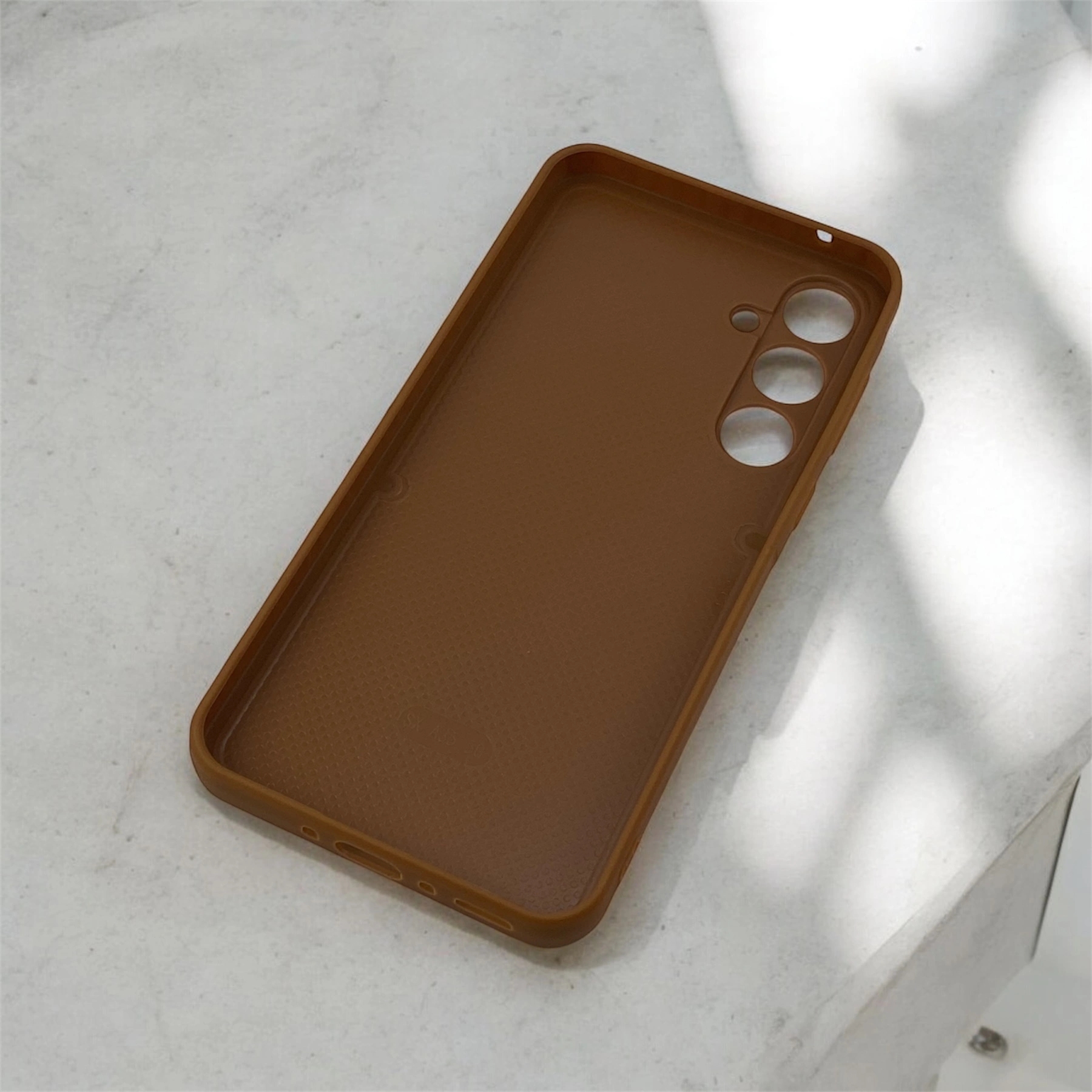 قاب گوشی طرح پاپیون قهوه ای رنگ