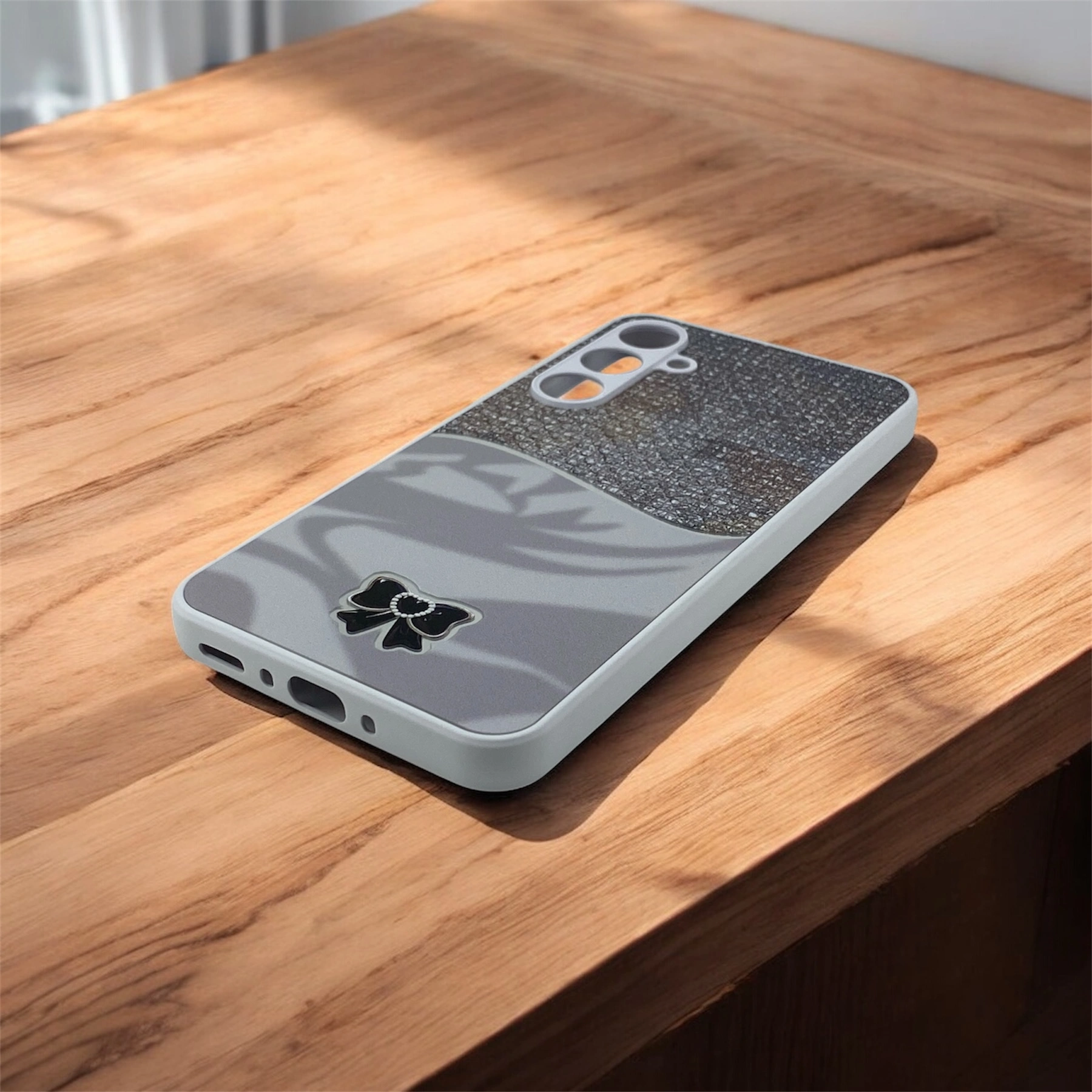 قاب گوشی طرح پاپیون نقره ای رنگ