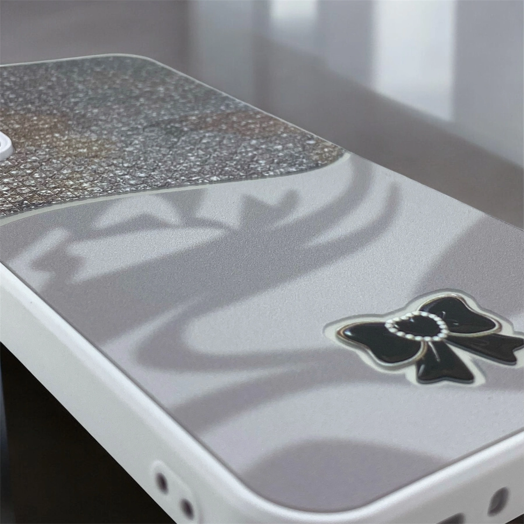 قاب گوشی طرح پاپیون نقره ای رنگ